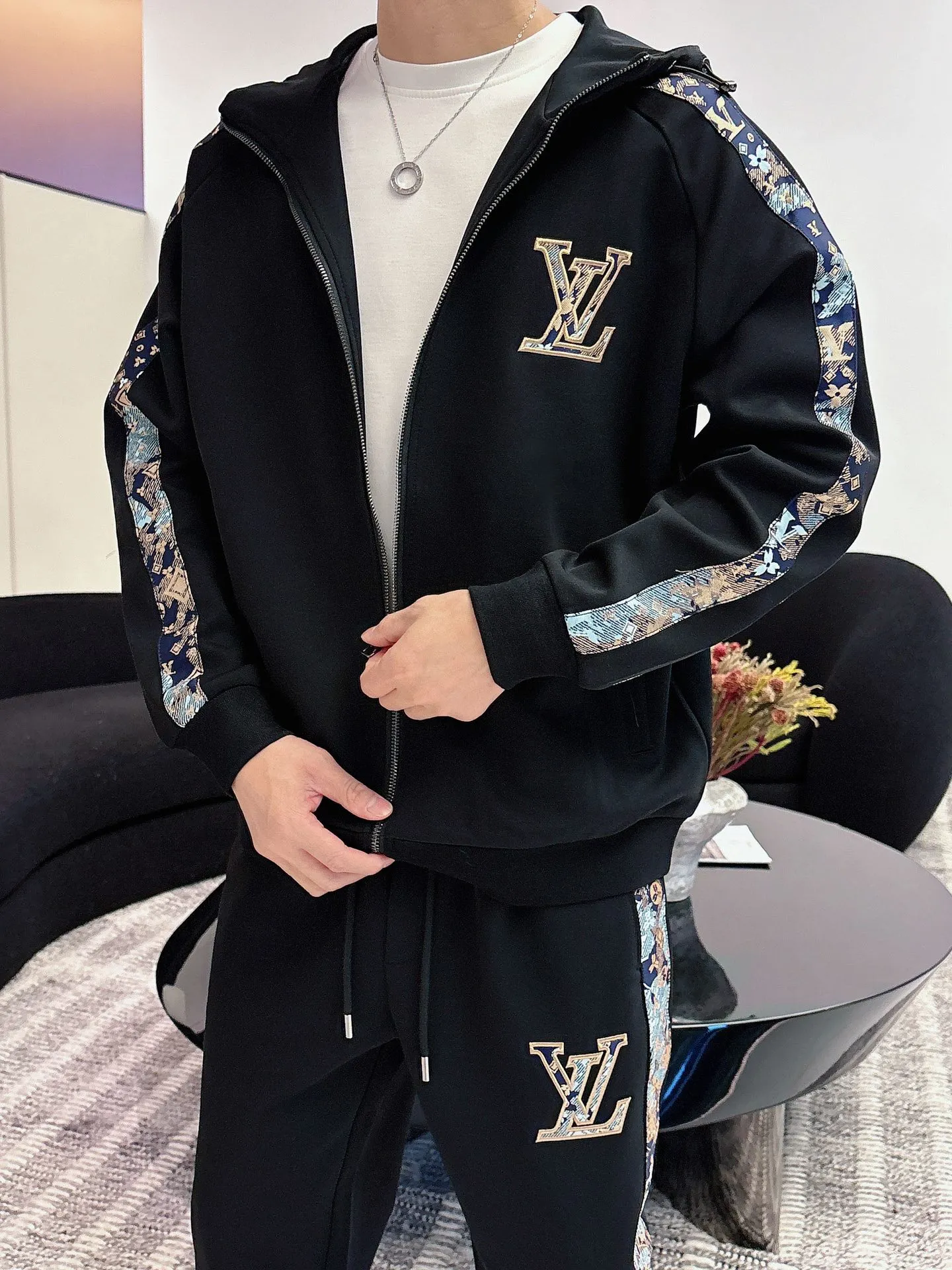 🅿️720 [LV Louis Vuitton] hot-selling suit is coming. Focus on the original version of the official website. 2025 new hot-selling cardigan and sweatshirt suit. The original order is the best. 🇭🇰The meticulous work of top designers. It has a fitting and perfect upper body effect. All-natural high-quality Tencel Roman cotton 100%, close-fitting comfort, noble and elegant! Original hardware embodies elegance and nobility! Counter size: M-3XL (maximum wear up to 190 pounds)